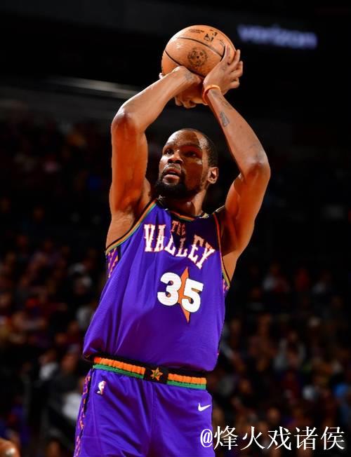 杜兰特半场高效表现:6投4中,三分全中,贡献14分3篮板1助攻1封盖 杜兰特半场高效表现:6投4中,三分全中,贡献14分3篮板1助攻1封盖